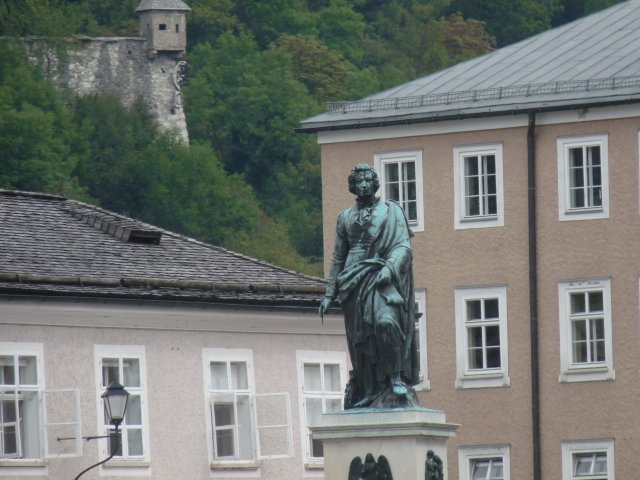 Бронзовый памятник Моцарту