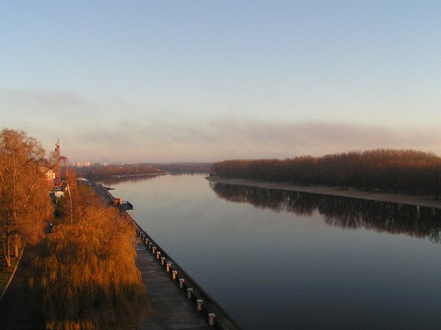 Вид на реку с пешеходного моста, Гродно, Беларусь