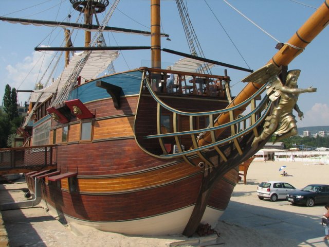 Корабль-ресторан на городском пляже Варны