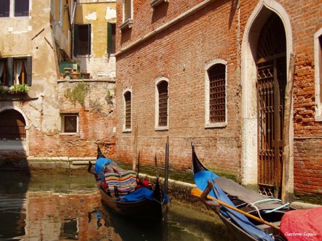 Гондолы возле жилых домов, Венеция