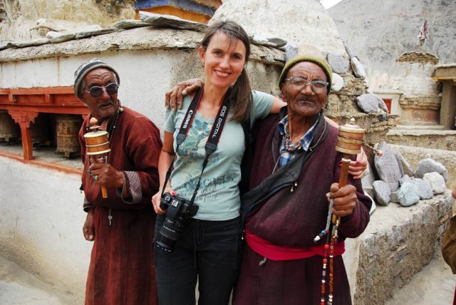 Нелли с местными в монастыре Ламаюру, Индия