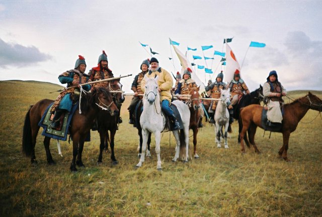 Михалков с воинами Чингиз-Хана на съёмках "Урги".1990