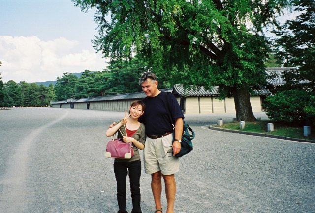 Николай Ващилин с японкой у императорского дворца в Киото.
