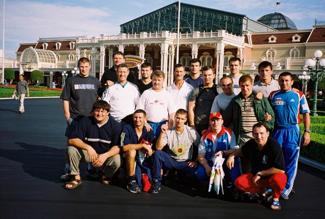 Дзюдоисты клуба Владимира Путина "Яварра-Нева" в токийском Диснейлэнде. 2002
