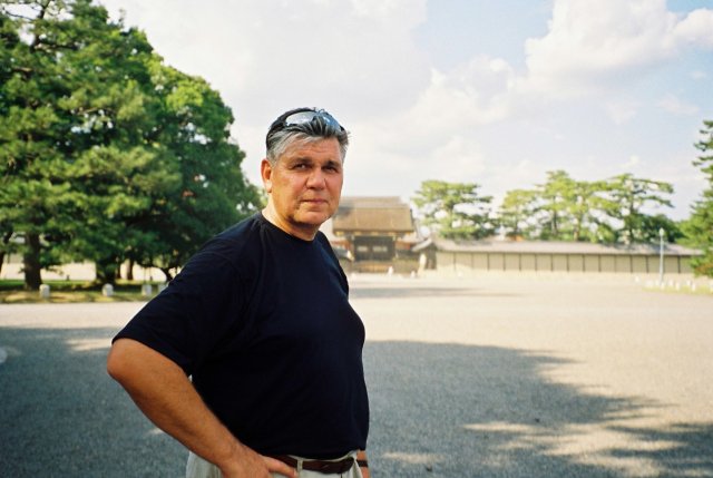 Николай Ващилин у входа в иператорский дворец в Киото