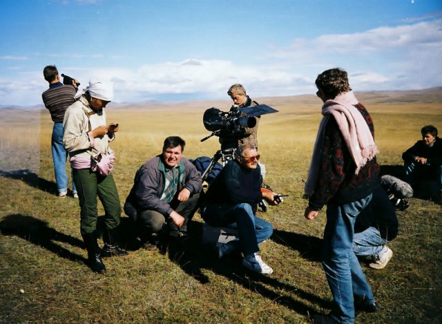 Николай Ващилин и Никита Михалков обсуждают сцену в фильме "Урга".1990