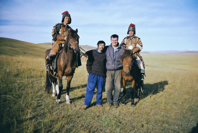 Николай Ващилин с китайскими каскадёрами на съёмках "Урги".1990