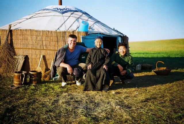 Николай Ващилин с монгольской бабушкой и её сыном. Манчжурия.1990