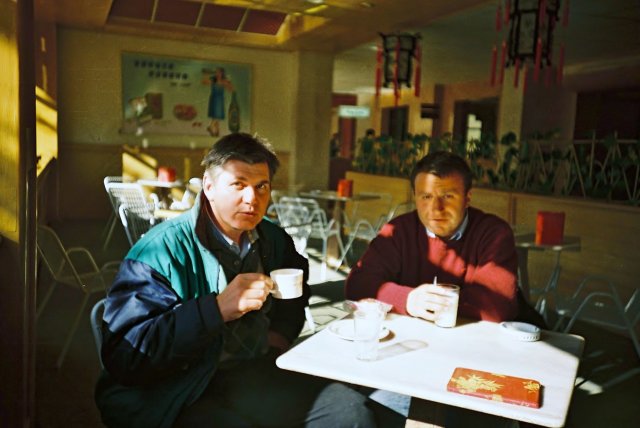 Николай Ващилин и Леонид Верещагин в баре гостиницы перед съёмкам "Урги".1990
