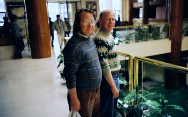 Художник Алексей Левченко и актёр Владимир Гостюхин в холле отеля в хуххотто.1990