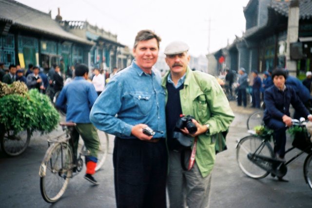 Николай Ващилин и Никита Михалков на улице китайского города.1990