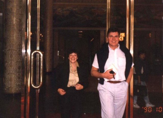 Кира и Николай на пргулке в Пекине.1990
