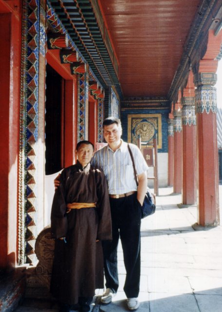 Николай Ващилин с буддийским монахом в Китае.1990