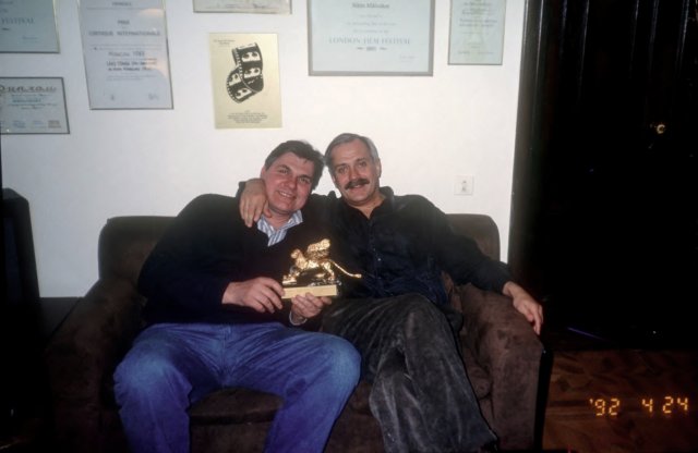 Николай Ващилин и Никита Михалков с Золотым Львом Святого Марка за фильм "Урга". 1992