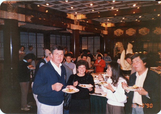 На приёме в честь окончания съёмок в Пекине.1990
