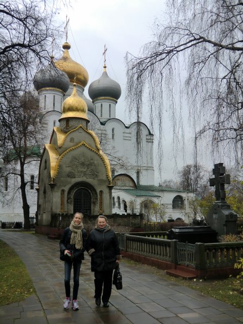 Danielle Muliar и Emilija Cepulyte в Новодевичьем монастыре. 27.10.2013.