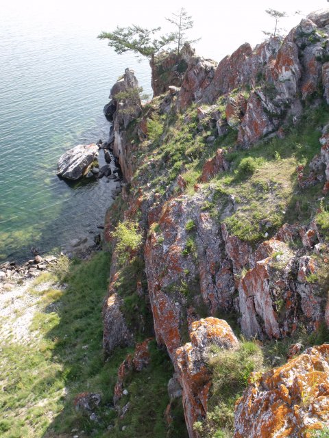 Скалистые берега Байкала.