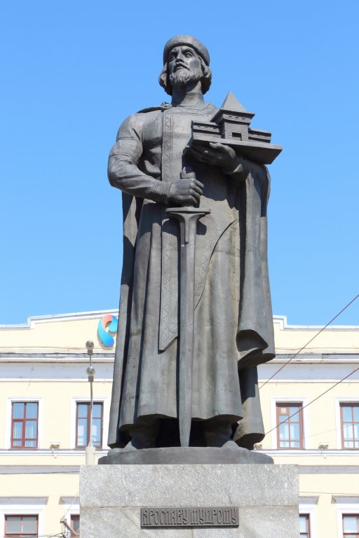 Скульптуры, памятники и монументы Monument_of_yaroslav_the_wise_mudry